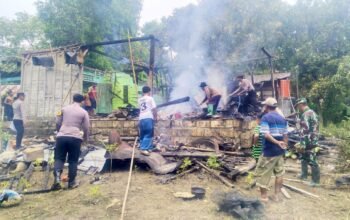 Tak Biarkan Warga Sendiri, TNI Polri Bersihkan Sisa Kebakaran di Lamongan