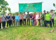 TNI Polri dan Warga Tanam Puluhan Pohon, Tanggul Waduk Sarirejo Lamongan Makin Kuat