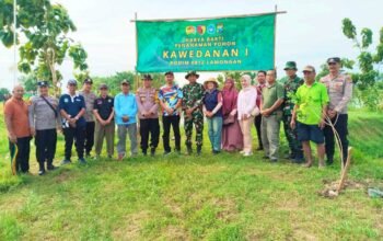 TNI Polri dan Warga Tanam Puluhan Pohon, Tanggul Waduk Sarirejo Lamongan Makin Kuat