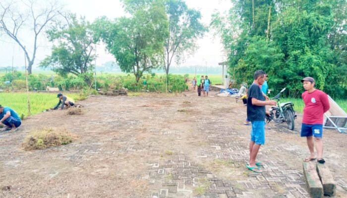 Sambut Ramadhan, Dusun Bayem Kepohbaru Bojonegoro Gelar Kerja Bakti di Makam