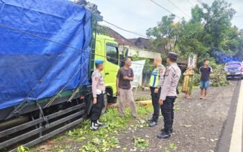 Diduga Hilang Kendali, Truk Tabrak Rumah di Jalur Nasional Lamongan-Babat