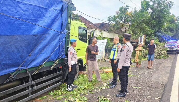 Diduga Hilang Kendali, Truk Tabrak Rumah di Jalur Nasional Lamongan-Babat