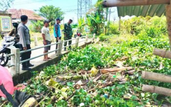Cegah Banjir Saat Musim Hujan, TNI Polri Lamongan Bersihkan Sungai di Turi