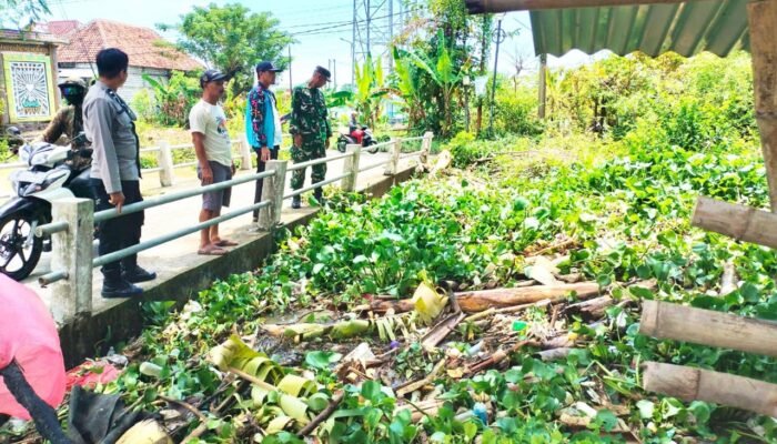 Cegah Banjir Saat Musim Hujan, TNI Polri Lamongan Bersihkan Sungai di Turi