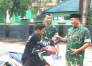 Momen Langka, Dandim Lamongan Berbagi Takjil di Jalan Panglima Sudirman