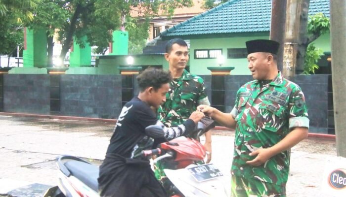 Momen Langka, Dandim Lamongan Berbagi Takjil di Jalan Panglima Sudirman