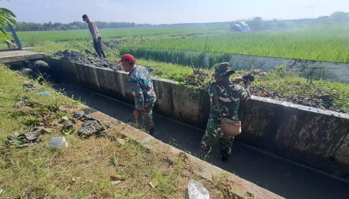 Antisipasi Banjir, Polsek, Koramil, dan Kecamatan Kalitidu Gelar Karya Bakti