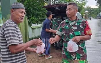 Ramadhan Penuh Keberkahan, Babinsa dan Persit Koramil Kedewan Bojonegoro Bagikan Takjil Gratis
