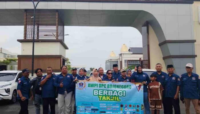 Ramadhan Berbagi, AWPI DPC Bojonegoro Berikan Takjil di Depan Gedung DPRD