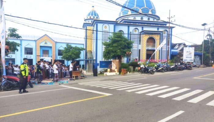 Ribuan Jamaah Padati Masjid, Polsek Baureno Bojonegoro Siaga Amankan Sholat Id