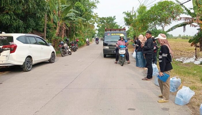 Aksi Ramadan PWB, 500 Paket Takjil Dibagikan di Jalan Raya Kapas Bojonegoro