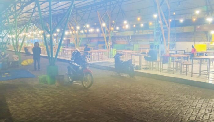 Hujan Deras Sore, Pedagang Takjil di Lamongan Tunda Jualan