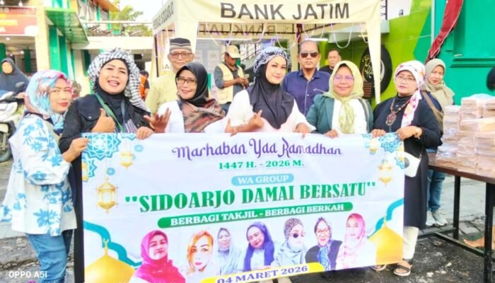 Bagi Ribuan Takjil, Persatuan Perempuan Sidoarjo Sentil Disharmoni Dua Pimpinan