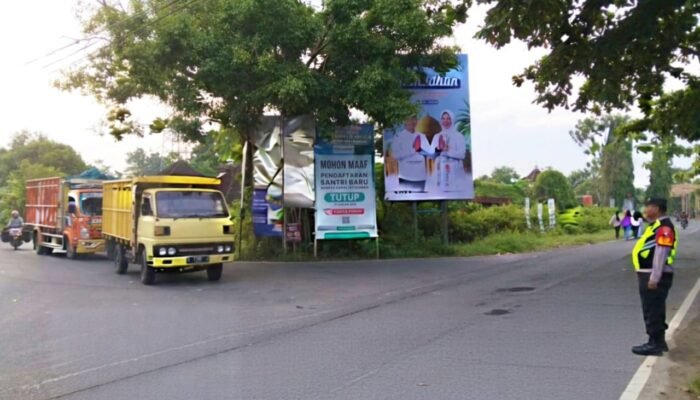 Aksi Polsek Sugihwaras di Jalur Padat: Pastikan Warga Bojonegoro Berlalulintas dengan Aman