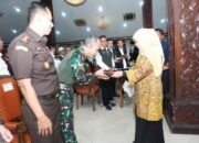 Dandim 0812 Kawal Gubernur Khofifah di Lamongan: Dari Prasasti Sekolah Hingga Dialog Bansos