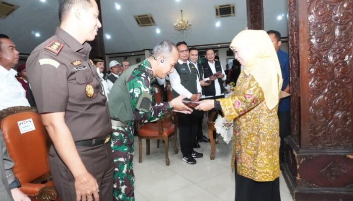 Dandim 0812 Kawal Gubernur Khofifah di Lamongan: Dari Prasasti Sekolah Hingga Dialog Bansos