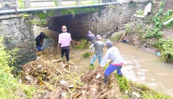 Tim URC Kota Kediri Bersihkan Pohon Tumbang di Sungai Ngampel