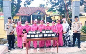 Momen Manis di Tambahrejo: Polsek Kanor Bojonegoro Hadirkan Senyum bagi Pejuang Jalanan