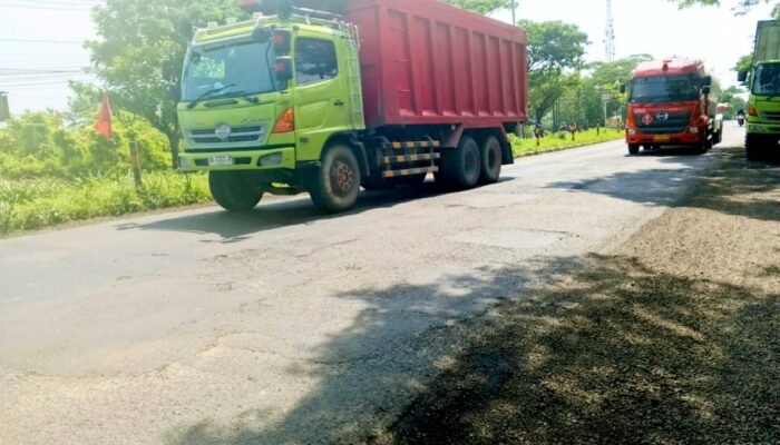 Jalan Rusak dan Gelap di Paji Lamongan Picu Keluhan, Pemerintah Provinsi Diminta Turun Tangan
