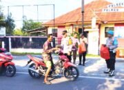 Senyum Pemudik di Depan Mapolsek Sugihwaras Bojonegoro: Takjil Gratis dan Edukasi Berkendara