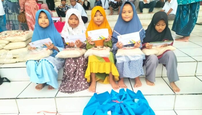 Kolaborasi Epik Pemkab Gresik: Bagikan Sembako dan Uang Tunai