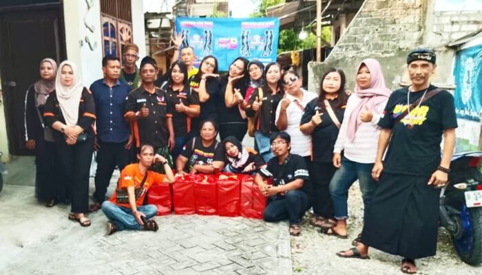 Semangat Ramadan, MMCB dan PPGB Bojonegoro Tebar Takjil di Jalan Sumberjo