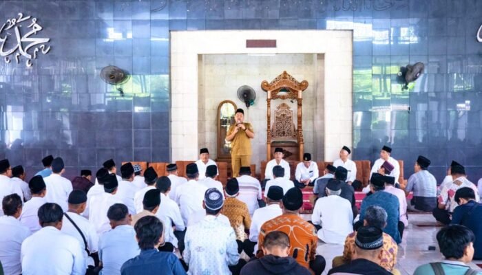 Senyum Sumringah 200 Tenaga Honorer SMP di Gresik Terima Paket Sembako dan Uang Tunai
