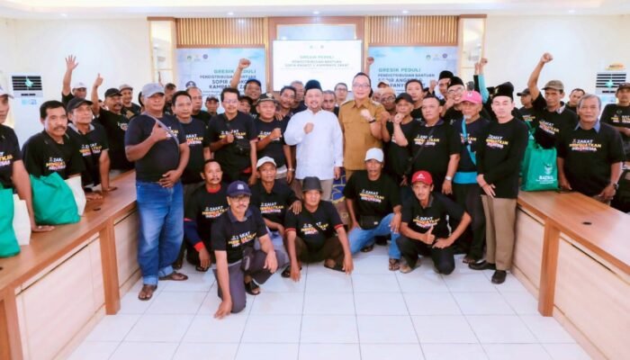 HUT Pemkab Gresik, Bupati Yani Bagikan Bantuan untuk Sopir Angkot