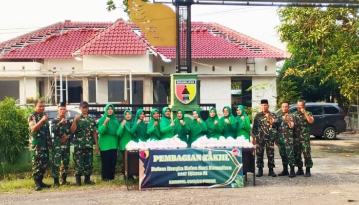 Ratusan Takjil Dibagikan Koramil Pucuk di Perbatasan Babat Lamongan