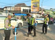 Polisi Siaga di Simpang Tugu Wingko Babat Lamongan, Lalu Lintas Terpantau Lancar