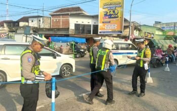 Polisi Siaga di Simpang Tugu Wingko Babat Lamongan, Lalu Lintas Terpantau Lancar