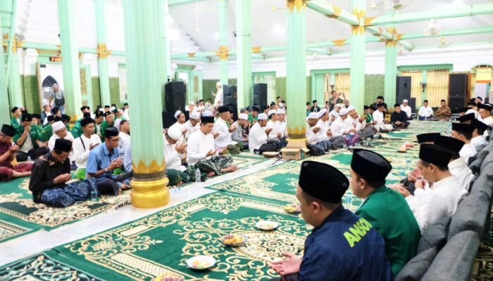Tradisi Malam Selawe di Gresik Kembali Menggema, Ribuan Jamaah Ikhtikaf di Masjid Sunan Giri