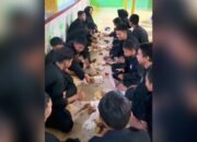 Penuh Kepedulian, Warga SH Terate Mojomalang Parengan Tuban Berbagi Takjil di Jalan Raya