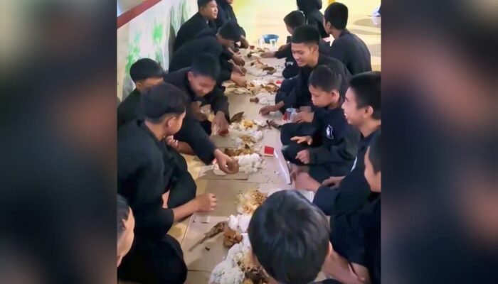 Penuh Kepedulian, Warga SH Terate Mojomalang Parengan Tuban Berbagi Takjil di Jalan Raya