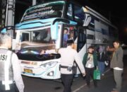 Rombongan Mudik SeruNU Tiba Dini Hari di Lamongan, Keluarga Sambut Haru