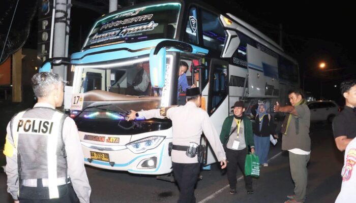 Rombongan Mudik SeruNU Tiba Dini Hari di Lamongan, Keluarga Sambut Haru