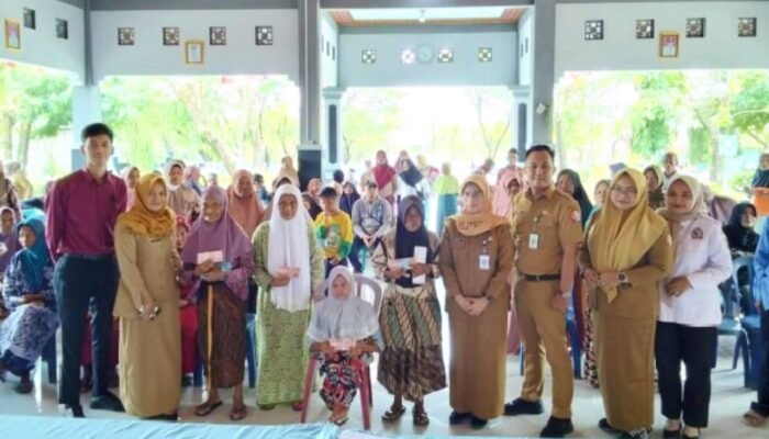 Datang Lebih Awal, Warga Gayam Bojonegoro Antusias Sambut Bansos Jelang Lebaran