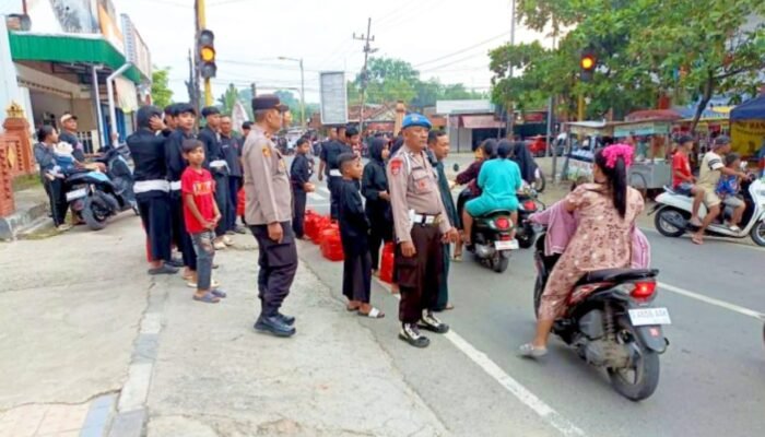 Pengamanan Polisi di Pasar Dander, Bagi Takjil PSHT Bojonegoro Berjalan Kondusif
