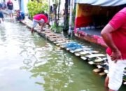 Lebaran di Atas Air, Warga Bojoasri Lamongan Lawan Banjir dengan Bambu