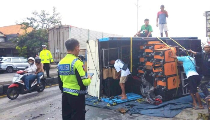 Kecelakaan Mengerikan di Deket Lamongan, Truk Terguling Timpa Pemotor
