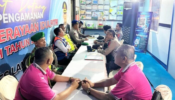 Wisata Bahari Lamongan Dipadati Pengunjung, Aparat Turun Jaga Keamanan