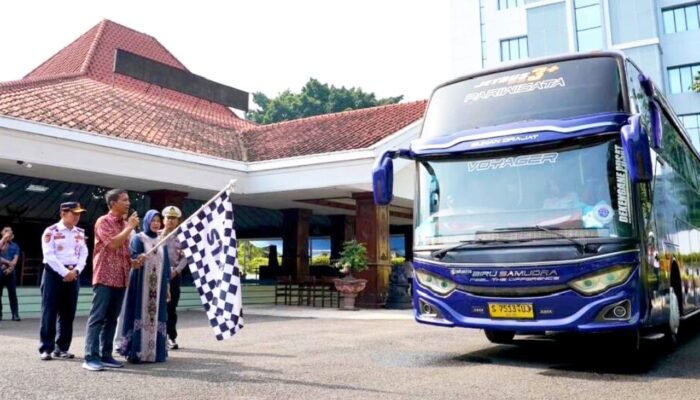 Bupati Bojonegoro Lepas Pemudik, Program Balik Gratis Diserbu Warga