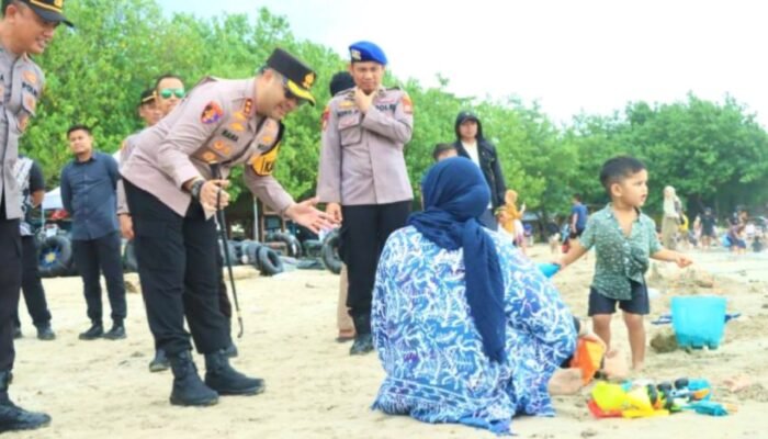 Waspada di Libur Lebaran, Polisi Intensif Jaga Pantai Dalegan Gresik