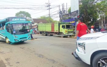 Detik-Detik Tabrakan Beruntung di Perempatan Balen Bojonegoro