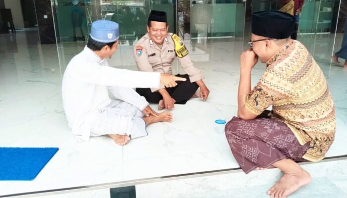 Bhabinkamtibmas Sumuragung Sumberrejo Bojonegoro Turun Langsung, Warga Diajak Waspada Hoaks