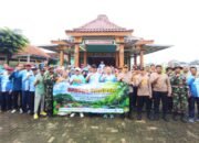 Aksi Nyata, Warga Ngumpakdalem Dander Bojonegoro dan Aparat Bersihkan Sarang Nyamuk