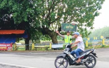 Polisi Hadir di Jam Sibuk, Lalu Lintas Sukosewu Bojonegoro Lebih Lancar
