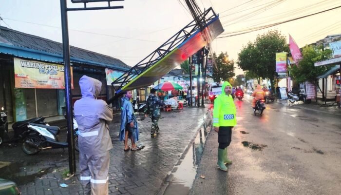 Respon Kilat, Polisi Kedungpring Lamongan Evakuasi Papan Iklan Roboh dalam Hitungan Menit