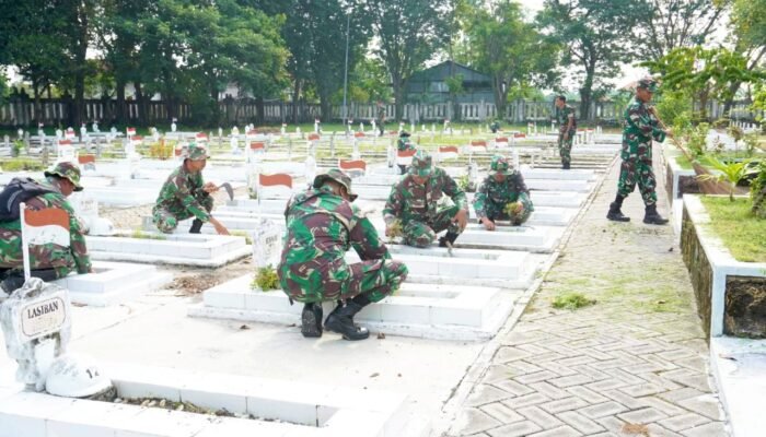 Jelang HUT Persit, Kodim Lamongan Gelar Karya Bakti di Makam Pahlawan