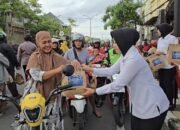 Srikandi Polres Bojonegoro Bagikan Ratusan Takjil untuk penguna Jalan